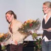 Für die gewissenhafte + souveräne Moderation erhielten Franziska Maier (li.) und Vera Joosten Blumensträuße.