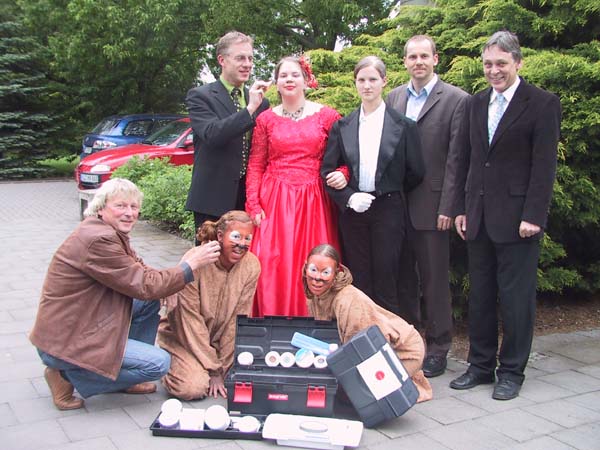 Theatergruppe der Liebfrauenschule mit dem vom Förderverein finanzierten Schminkkoffer