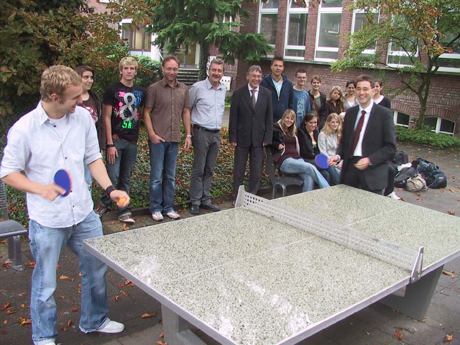 Vom Förderverein ermöglicht: Tischtennis-Tisch im Schulhof der Liebfrauenschule