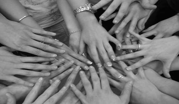 Viele Hände bilden gemeinsam einen Kreis – Symbol für Gemeinschaft und gegenseitige Unterstützung an der Liebfrauenschule